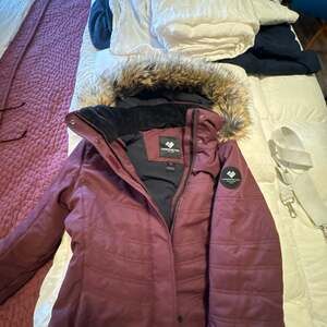 Obermeyer Women's Tuscany II Insulated Ski Jacket with Faux Fur Hood - Cabernet